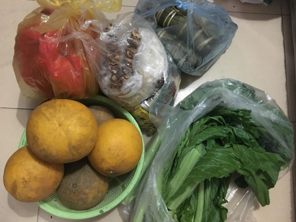 Hết Tết, sinh viên thi nhau khoe ảnh chụp cả núi thức ăn bố mẹ trang bị mang ra phòng trọ ‘chống đói’